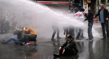 Turkish Police Crack Down on May Day Protesters in Istanbul